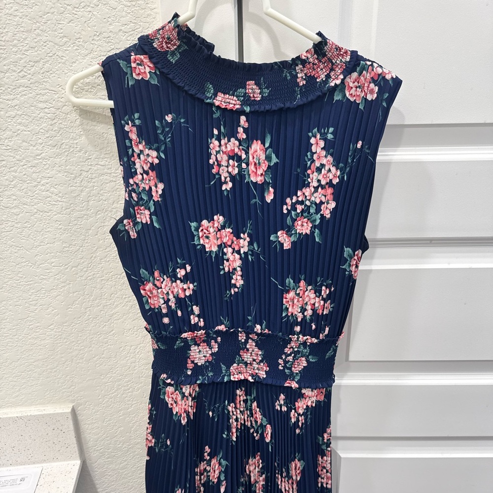 High neck Pleated maxi dress worn two times at most! Size M Bought brand new